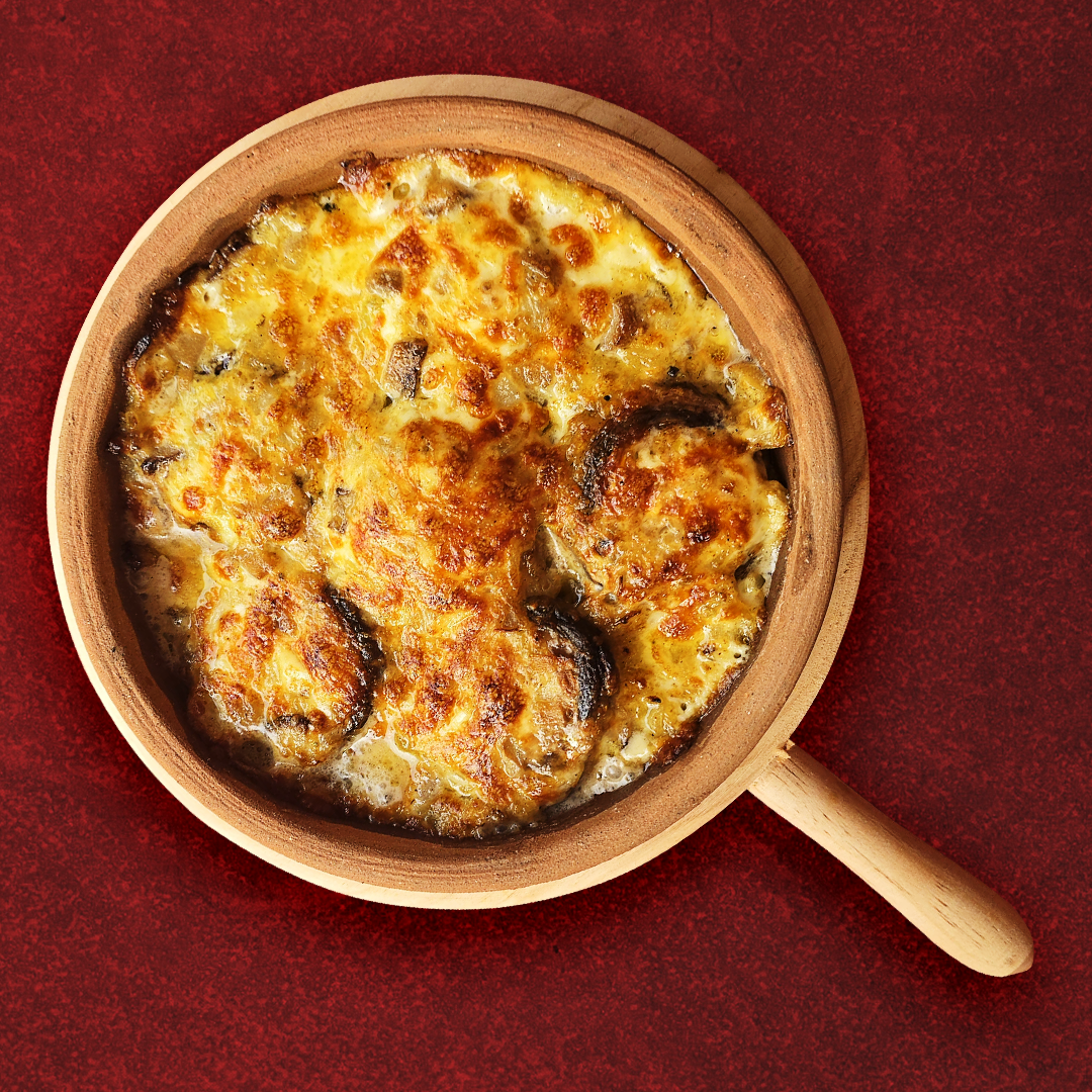 Champignons rôtis sous une croûte de fromage